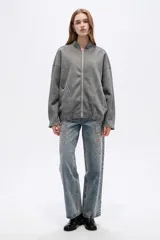 Campera bomber de color gris, con cierre frontal completo, cuello mao, bolsillos laterales y mangas largas con diseño holgado.