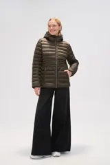 Campera puffer verde militar con capucha, cierre frontal y bolsillos laterales con cierre.