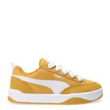 Championes urbanos Puma modelo Park Lifestyle, color marrón con detalles en blanco. Presentan cordones anchos, suela de goma color crema y diseño de inspiración skate.