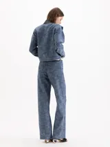Pantalon Maddie de corte recto, confeccionado en denim de algodón con textura y estructura firme. Presenta tiro medio, bolsillos clásicos y cierre frontal con botón y cremallera.