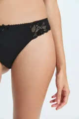 Bombacha tipo vedetina de microfibra lisa con laterales de encaje floral y detalle de pequeño lazo central.