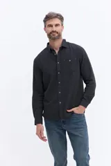 Camisa de manga larga confeccionada en viyela de algodón, con textura suave y calce cómodo. Presenta cierre frontal con botones, cuello clásico y un bolsillo en el pecho.