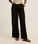 Pantalón wide leg de cintura alta color crudo, confeccionado en viscolino, con trabillas en la cintura, cierre tradicional y pliegues. Incluye cinturón de rafia artificial.