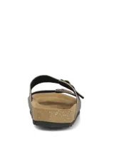 Sandalias estilo Birkenstock de color marrón claro, con dos tiras ajustables con hebillas metálicas, plantilla anatómica con efecto corcho y suela negra.