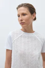 Remera de manga corta con frente confeccionado en tela broderie blanca con diseño calado y espalda de algodón liso.