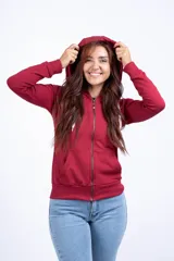 Campera de felpa con frisa y lycra color bordó, con capucha, cierre metálico y bolsillos frontales.