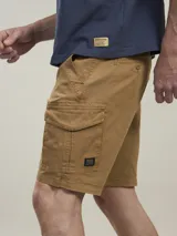 Bermuda cargo color marrón camel, confeccionada en twill con spandex, de calce cómodo y tiro medio. Cuenta con bolsillos laterales con solapa y bolsillos traseros con botón.