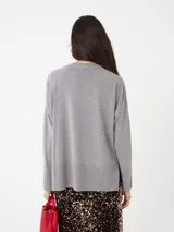 Sweater gris de punto fino extra suave, con cuello redondo y manga larga.