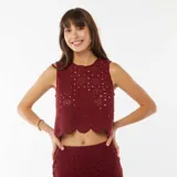 Crop top tejido al crochet color borgoña, sin mangas y con terminación inferior festoneada.