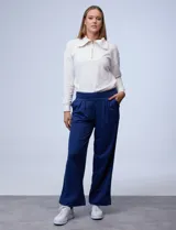 Pantalón jogger color beige con estampado de lunares multicolores, de algodón soft con pretina ancha elastizada, bolsillos inclinados y pierna ancha.