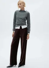 Pantalón de corte recto y tiro alto, confeccionado en tejido de terciopelo con textura plisada. Presenta cintura elástica para mayor comodidad y un diseño fluido.