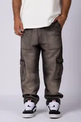 Jean cargo de corte holgado con acabado desgastado en tono gris oscuro. Presenta bolsillos laterales tipo cargo con solapa, bolsillos frontales tipo parche y costuras reforzadas.