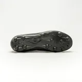 Championes de fútbol Umbro modelo Neo Striker, color negro con detalles en blanco y dorado. Presentan un diseño con el logo de la marca en el lateral y suela con tapones para césped.