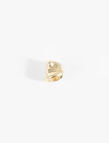 Earcuff de metal dorado con diseño de gran volumen y superficie irregular texturizada. Accesorio de presión que no requiere perforación.