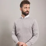Sweater gris claro de punto trenzado, cuello redondo y mangas largas. Ideal para usar sobre camisa.
