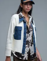 Chaqueta combinada en denim y tejido color blanco, marca Q2. Cuello con solapa y abertura central con botones metálicos. Delantera con bolsillos.