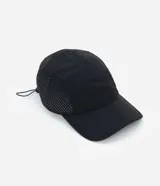 Gorra deportiva de poliamida con visera curva, paneles laterales microperforados para mayor ventilación y regulador trasero ajustable.
