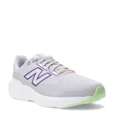 Championes de running New Balance modelo Course 413 V3, color gris con detalles en violeta, naranja y suela verde menta. Presentan capellada de malla transpirable, entresuela acolchada y cierre con cordones.