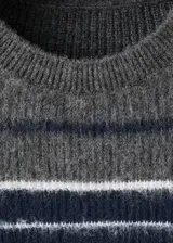 Jersey Titi de punto medio, diseño a rayas horizontales en tonos verde militar, azul y blanco, con cuello redondo y manga larga.