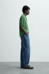 Polo de punto tejido de algodón con efecto lavado, color amarillo pálido. Presenta un calce regular fit, cuello solapa con cierre frontal de tres botones y manga corta.