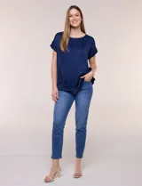 Blusa azul marino de silueta relajada confeccionada en satén, con escote redondo, hombros caídos y mangas cortas de corte japonés con puño doblado.