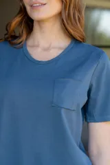 Remera básica de algodón color azul, con escote redondo, manga corta y bolsillo en el pecho.