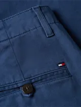 Pantalón chino azul marino de algodón elástico, corte amplio, pierna recta y pinzas delanteras.