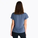 Remera deportiva de manga corta Merrell, color azul grisáceo, con cuello redondo y logo estampado en el pecho. Confeccionada en tejido técnico transpirable con tecnología de secado rápido y protección UV.