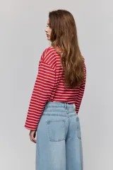 Jean wide leg azul oscuro de tiro bajo, con calce relajado y piernas amplias de diseño clásico de cinco bolsillos.