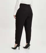 Pantalón de corte fluido y estilo pijama, color negro, con cintura elástica ajustable mediante lazo y detalle de tiras con hebilla en los tobillos.