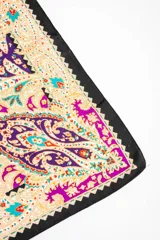 Bandana cuadrada con estampado paisley en tonos violeta, fucsia, negro y beige.
