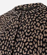 Cardigan de punto con estampa animal print, cuello redondo, cierre frontal de botones y mangas largas abullonadas con hombros fruncidos.