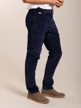 Pantalón de corte regular confeccionado en pana color marrón, con cierre de botón y cremallera, y bolsillos laterales y traseros.