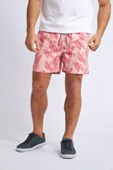 Short de baño con estampado tropical de piñas y hojas en tonos azules sobre fondo rosado. Cuenta con cintura elástica con cordón ajustable, bolsillos laterales, un bolsillo trasero y suspensor interno.