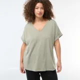 Camiseta de tejido crepé en color verde, con escote en V y mangas cortas con dobladillo fijo.