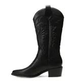 Botas estilo tejano color bordó, con caña alta, punta fina y taco cuadrado. Presentan costuras decorativas en la caña y en la puntera.