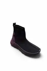 Bota tipo zapatilla de caña alta confeccionada en tejido de malla y material sintético, color beige, con suela robusta y diseño tipo slip-on.