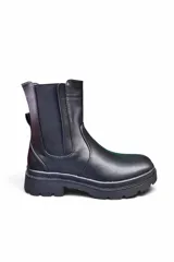 Bota de caña media color negro, estilo chelsea, con paneles elásticos laterales y suela track dentada.
