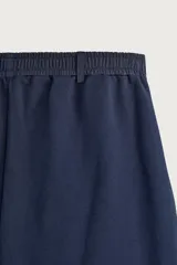 Bermuda relaxed fit de algodón azul marino, con cintura elástica combinada y cordón de ajuste ajustable, bolsillos laterales.