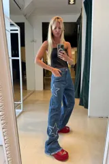 Pantalón de jean gris con estrellas de denim más oscuro y terminaciones desflecadas.