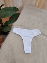 Vedetina de algodón color blanco, corte clásico.