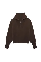 Sweater de punto color marrón oscuro, con cuello polo y cierre frontal parcial. Presenta mangas largas con puños anchos acanalados y un acabado acanalado en el bajo.
