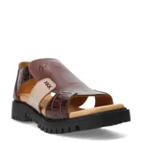 Sandalias de cuero combinadas en tonos marrón y beige, con diseño de recortes laterales y textura tipo cocodrilo. Presentan una suela track negra robusta y detalle de costuras decorativas en el lateral.