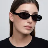 Lentes de sol unisex, con montura ovalada negra y lentes polarizadas negras.