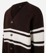 Cárdigan masculino de punto color marrón con rayas horizontales color crema, cuello en V, abotonado delantero y manga larga.