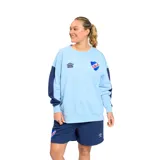 Buzo de cuello redondo Umbro del Club Nacional de Football, color celeste con detalles en azul marino en las mangas. Presenta el logo de la marca y el escudo del club bordados en el frente.