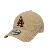 Gorra tipo baseball New Era modelo 9Forty, confeccionada en tejido de textura tipo borrego en color beige. Presenta el logo de los Los Angeles Dodgers bordado en el frente en color marrón y cierre ajustable en la parte posterior.