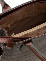 Cartera clásica y elegante de cuero con textura croco en color marrón chocolate, con doble asa de mano y correa larga ajustable y desmontable. Cuenta con detalles metálicos dorados y logo de la marca en el frente.
