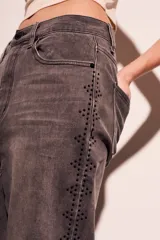 Pantalón de jean gris oscuro con efecto lavado y apliques de strass en los laterales.