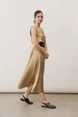 Vestido largo dorado de corte recto y holgado, sin mangas y con escote redondo.